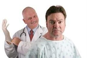 Il medico esegue un esame digitale della prostata del paziente prima di prescrivere un trattamento per la prostatite